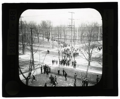 Photo horizontale en noir et blanc de garçons et de filles traversant la rue pour retourner à l